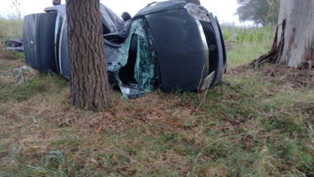 Otro accidente vial: Perdió el control y volcó en el camino viejo a Miramar