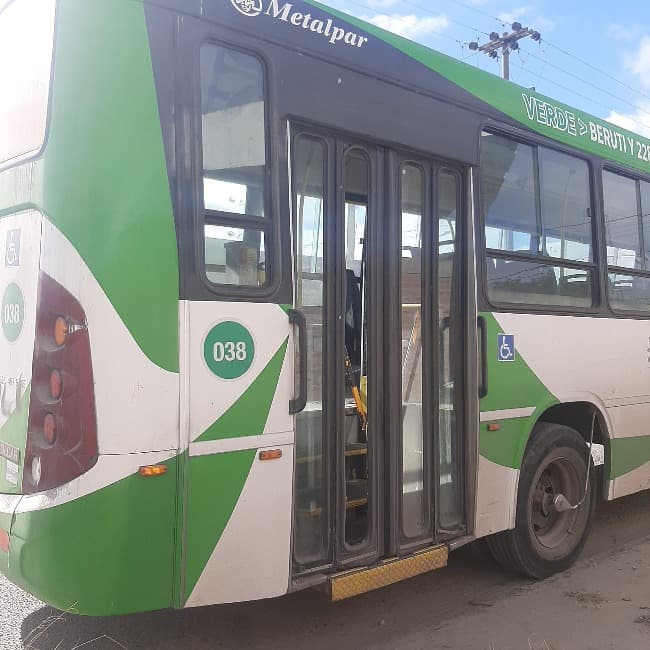 Dos menores atacaron a piedrazos un colectivo de Mar del Plata