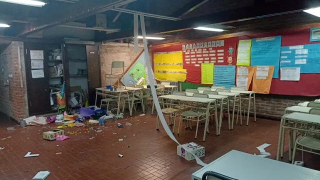 Rompieron un techo y provocaron destrozos en una escuela municipal