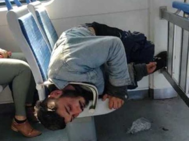 Insólito: Se le trabó la cabeza en el apoya brazos del Tren Roca y generó demoras