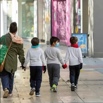 Chicos de hasta 12 años podrán salir a hacer compras junto a uno de sus padres