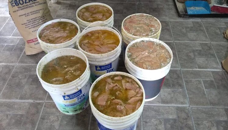 Vendian milanesas distribuidas en baldes de pintura en un garage: secuestraron 200 kilos