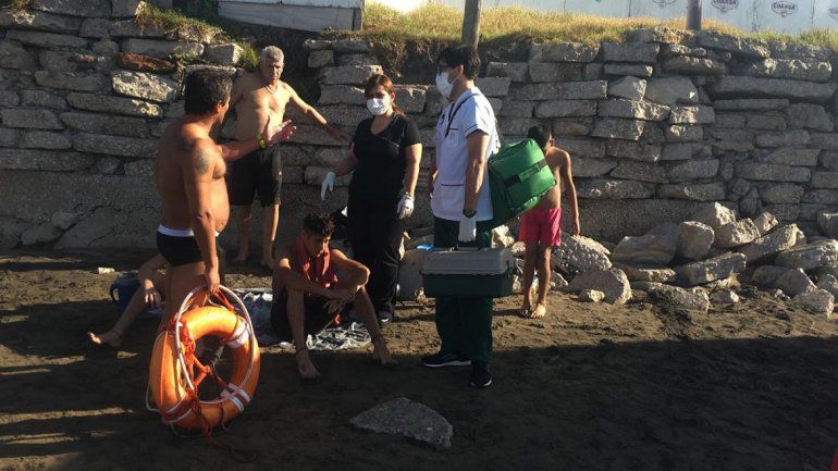 Dramático rescate en Punta Mogotes: Se ahogan dos chicos y nadie sabe nadar