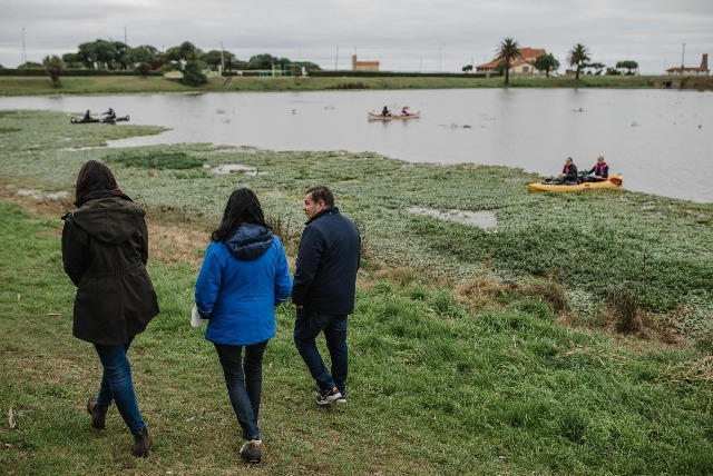 El Municipio realizó tareas de limpieza en el lago del Parque Camet