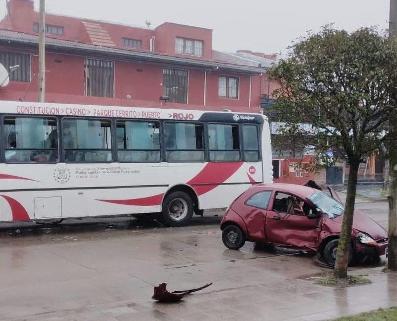 Fuerte choque frontal entre un auto y un colectivo: dos heridos