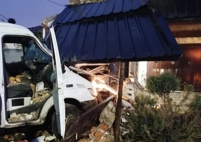 Zona Sur: Chocó contra el frente de una casa y ocasionó serios destrozos