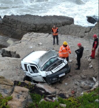 Una camioneta perdió el control y cayó a las rocas en la costa: es la segunda vez en una semana