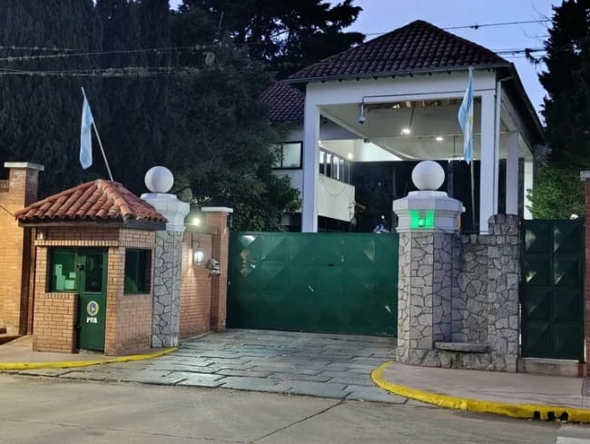 Milei y Adorni definen la salida de la Jefatura de Gabinete