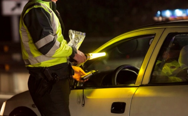 No aprenden más: Bajó del Mercedes y le pegó al agente que quiso hacerle la alcoholemia