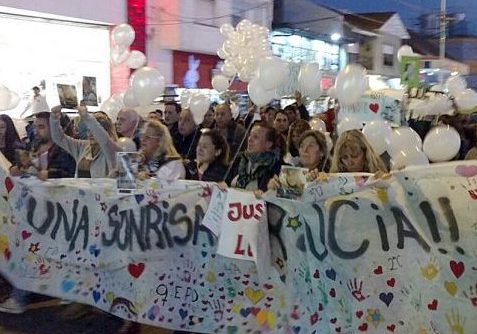 Multitudinaria marcha por Lucia Bernaola