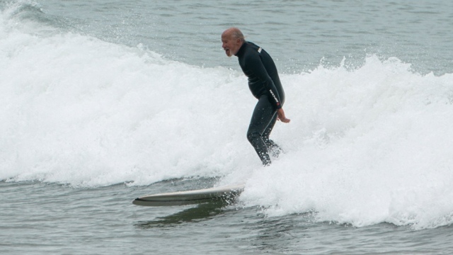 La pasión de seguir surfeando para Daniel Gil con mucho más de 60 años