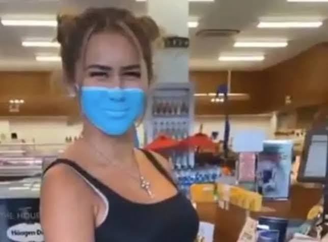 Lo que NO hay que hacer: Influencer se pintó un cubrebocas y así salió a la calle 