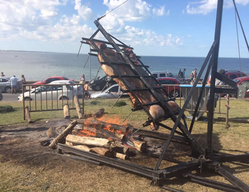 Mar del Plata festeja sus 146 años asando vaquillonas frente al mar. 