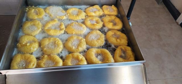 Falla valenciana: mientras construyen el monumento, los buñuelos no fallan