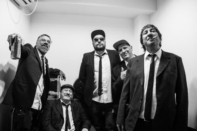 Leia La legendaria banda 2 Minutos llega a Mar del Plata con su punk de barrio 