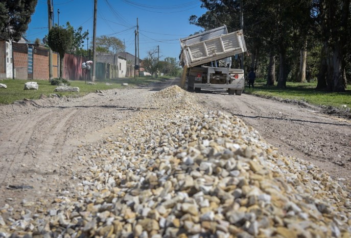 El Municipio realizó tareas de limpieza y engranzado en el barrio Coronel Dorrego