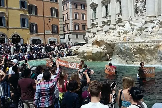 Activistas climáticos tiñeron de negro la Fontana de Trevi de Roma