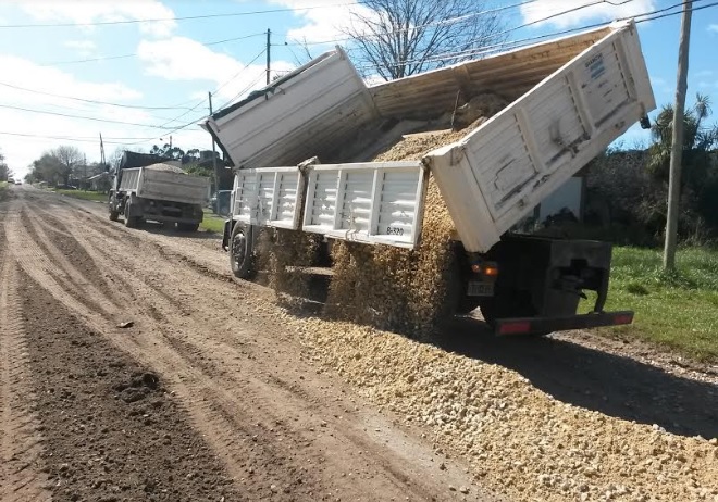 El municipio reforzó los  trabajos en calles de granza  de barrios del sur