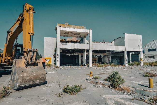 El Municipio demolió una estación de servicio abandonada