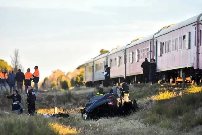 Mar del Plata: un tren que viajaba hacia Buenos Aires embistió un auto y murió una niña