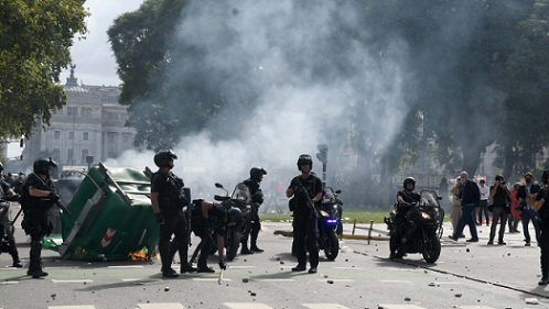 Manifestantes contra el FMI apedrearon el Congreso