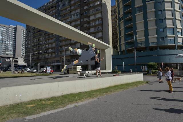 En el lugar donde se emplazará el monumento al Dibu Martinez pusieron una gigantografia