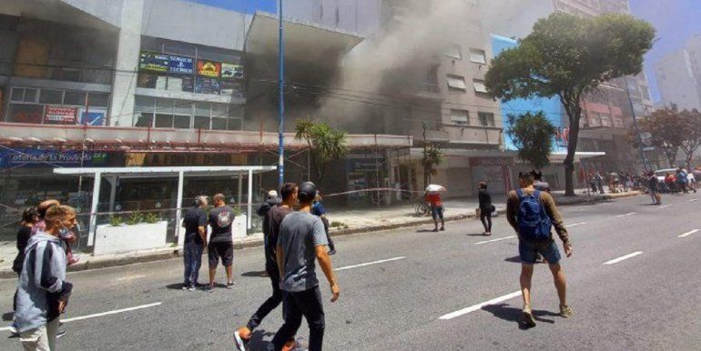 Tensión de corridas y bomberos en el centro: Incendio en Luro e Independencia