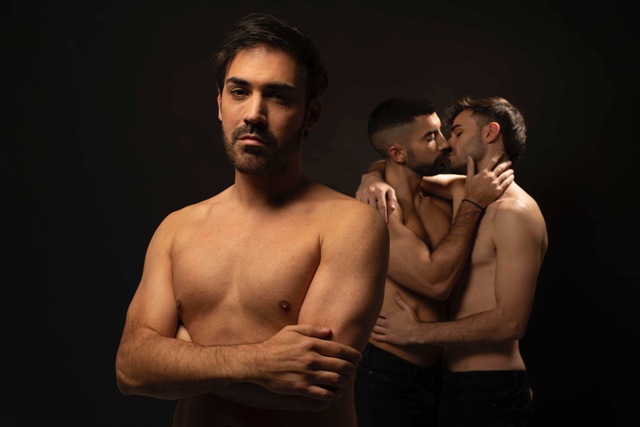 Tres actores al desnudo en un escenario  protagonizan un éxito del teatro mundial