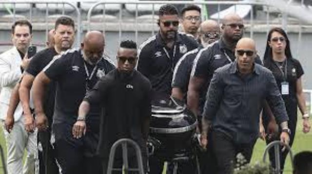El cuerpo de Pelé fue embalsamado para que el funeral se desarrolle con el féretro abierto