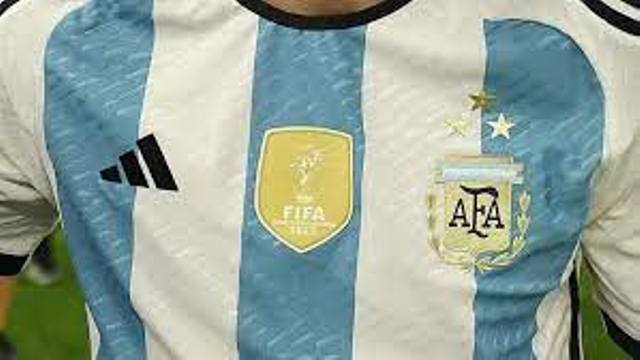Sale a la venta la camiseta de la Selección con las tres estrellas 