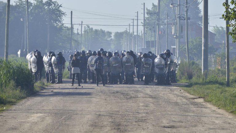 Unos 4 mil policías, junto a Berni, desalojaron los terrenos en Guernica