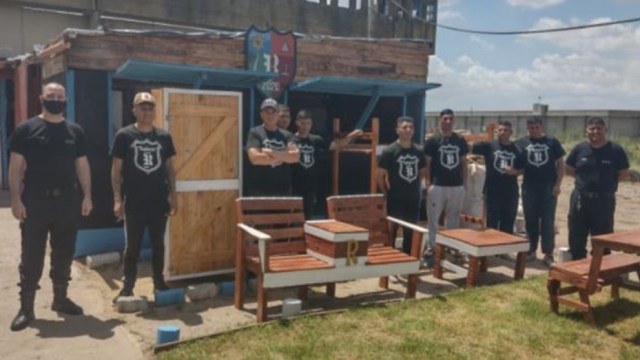 Para una familia que perdió todo en un incendio: Presos bonaerenses fabricaron y donaron muebles 