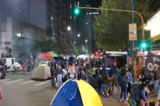 Marcha y asentamiento piquetero: miles de personas se movilizan en pleno centro