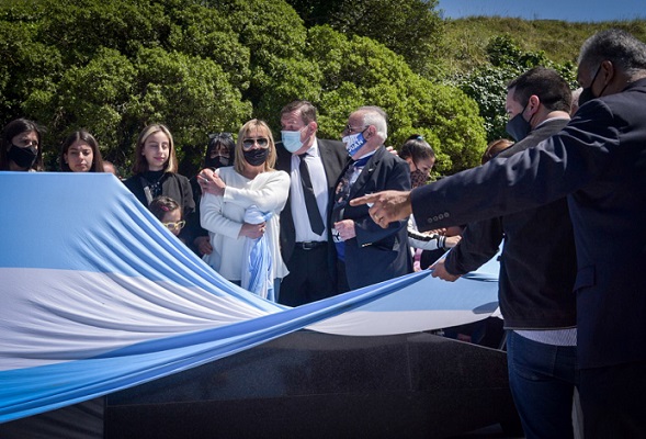 Se realizó el descubrimiento del memorial en homenaje al ARA San Juan y sus 44 tripulantes