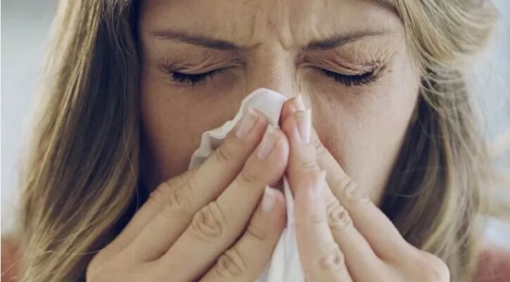 Ómicron: ¿Cómo diferenciar esta variante del covid de una gripe o un resfrío?