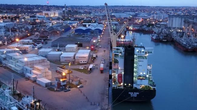 Puerto Bloqueado: Obreros navales bloquean terminales portuarias
