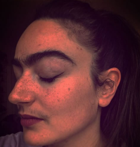 Mujer se dejó de depilar el vello facial para dar un mensaje