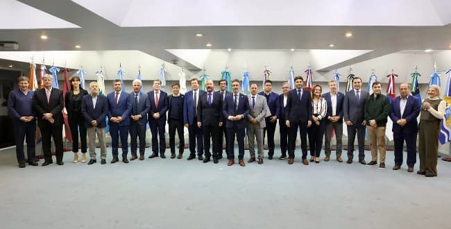 Con reclamos a Milei, gobernadores de 23 provincias acordaron la continuidad al frente del CFI