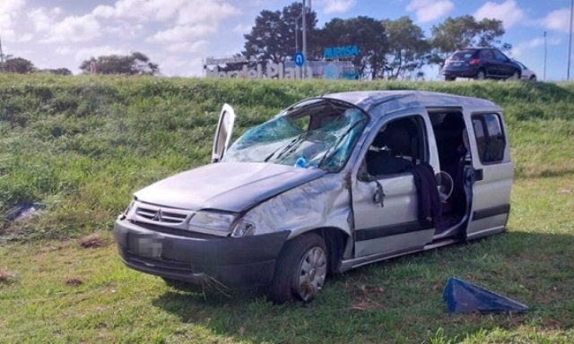 Despiste y vuelco en el acceso a Mar del Plata viajaba una familia