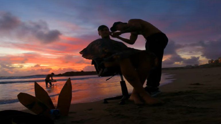 Cortando el pelo al amanecer: habló el peluquero que hizo un corte de pelo en la playa