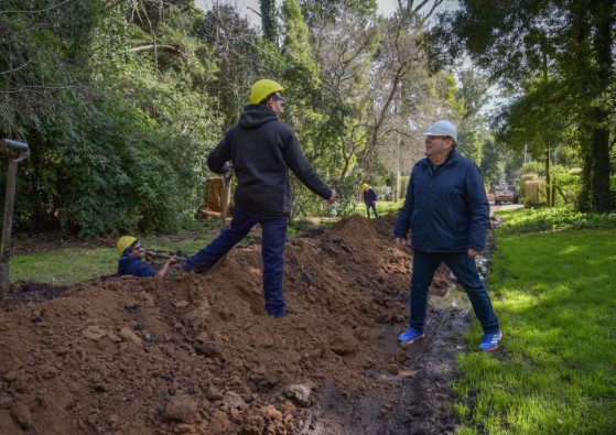 Montenegro supervisó obras para mejorar y ampliar la red de agua en distintos barrios