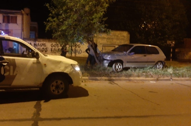 Fiebre de sábado por la noche: Un hombre alcoholizado chocó contra un árbol