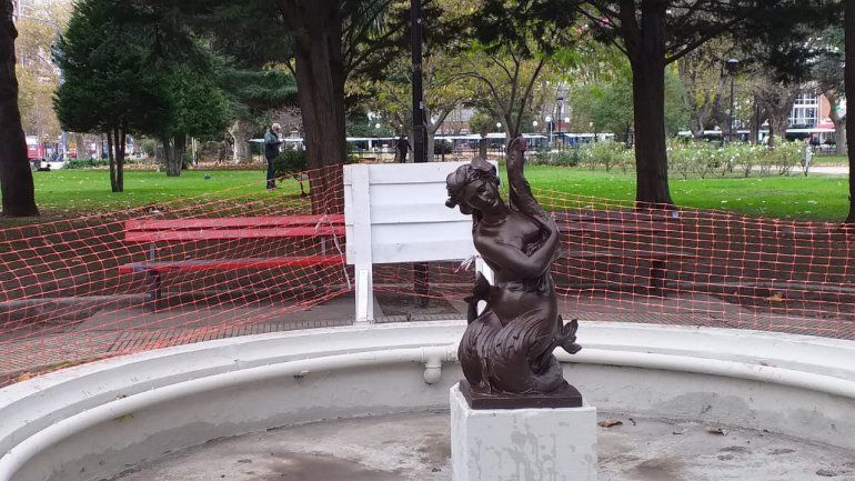 La estatua de la Sirena volvió a la fuente de la Plaza San Martín