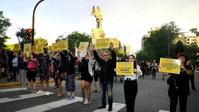 El cacerolazo cultural se replicó en plazas de todo el país