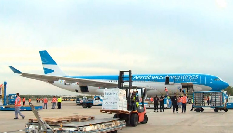Un avión de AA está cargando vacunas en Moscú y esta noche emprende el regreso a Argentina
