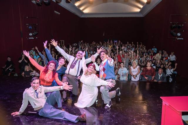 A sala llena y una ovación de pie estrenó «Mucho Bardo y pocas nueces»