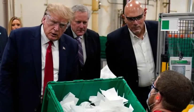 Lo hizo de nuevo: Trump visitó una fábrica de barbijos y no uso ninguno