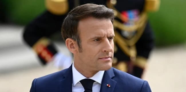 Macron dijo que estaba bromeando con su esposa tras la difusión de un polémico video