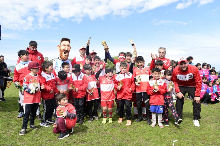 La Liga Barrial de Fútbol premió a más de 700, niñas, niños, adolescentes y jóvenes 