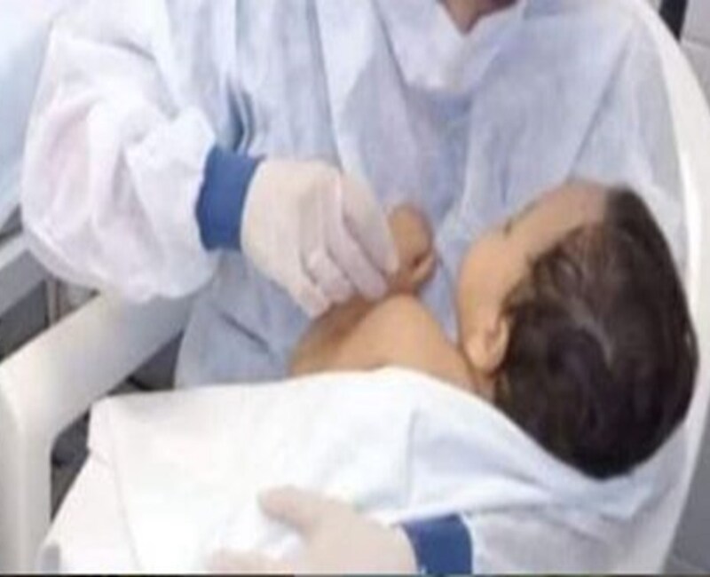 Buscan a familiares de un bebé que resultó herido en un accidente en el que murieron sus padres